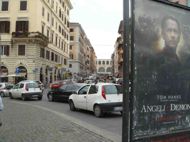 映画のポスター『天使と悪魔』。ローマが舞台の、今日本でも人気の映画です。正面に駅舎が見えます。